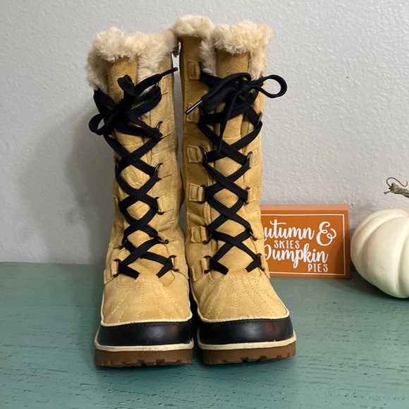 Sorel Shoes - Women’s Sorel boots SZ 9